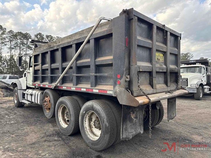 2016-mack-gu713-grantie-tri-axle-dump-truck-image-2