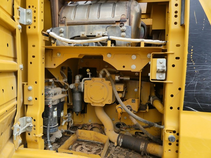 caterpillar-323-image-10
