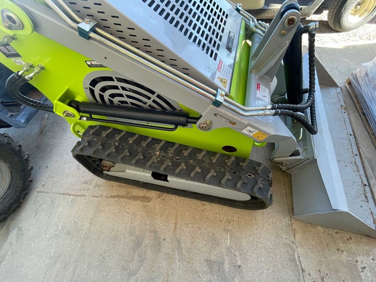 #251-•-mini-skid-steer-image-7