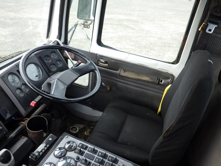 2003-freightliner-fc70-image-54