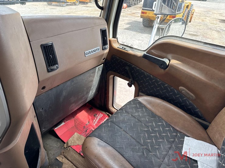 2014-mack-granite-gu713-image-33
