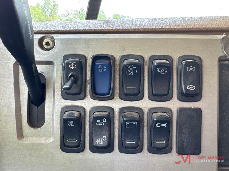 2014-mack-granite-gu713-image-41