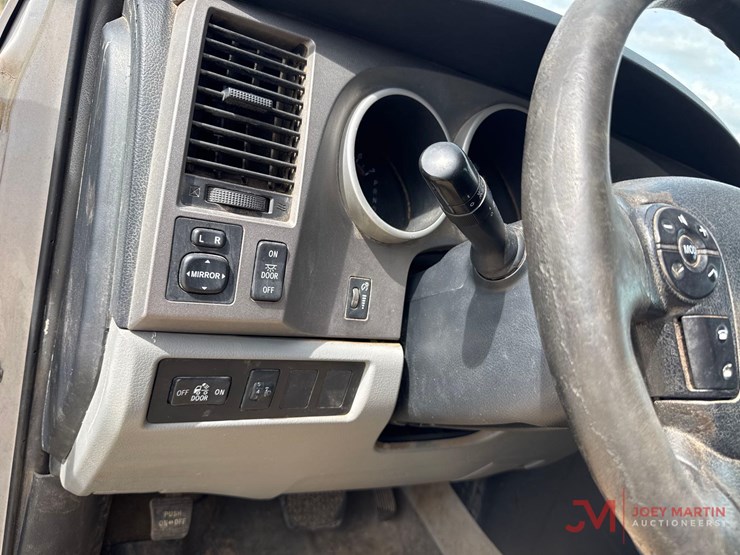 2011-toyota-tundra-sr5-image-37