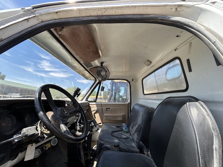 chevy-top-kick-spreader-truck-image-17