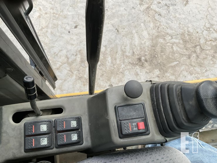 2015-caterpillar-m313d-image-16