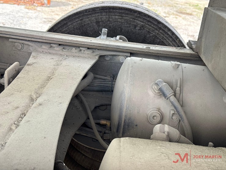 2014-mack-granite-gu713-image-22