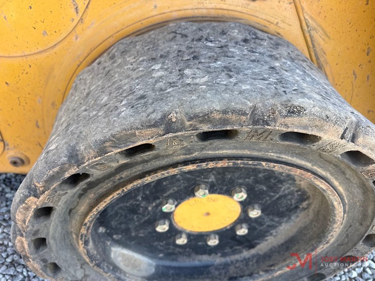 2014-caterpillar-262d-image-12