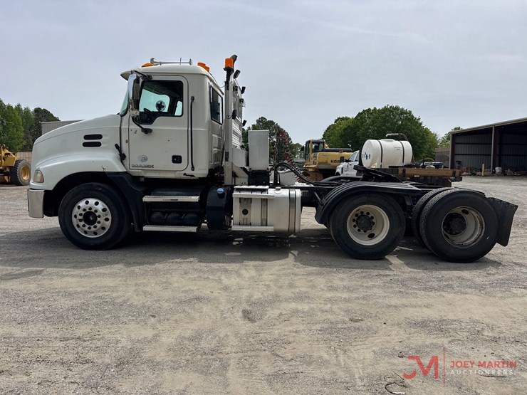 2011-mack-pinnacle-cxu613-image-5