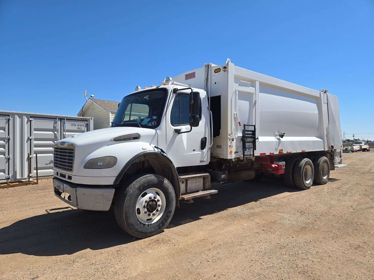 2006-freightliner-m2-106-image-1
