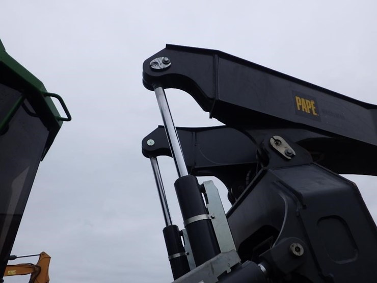 2022-deere-648l-image-12