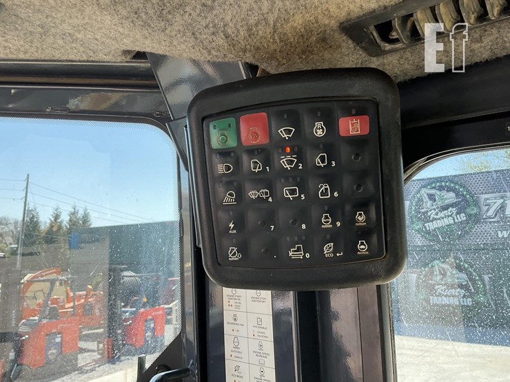 2017-deere-700k-image-17