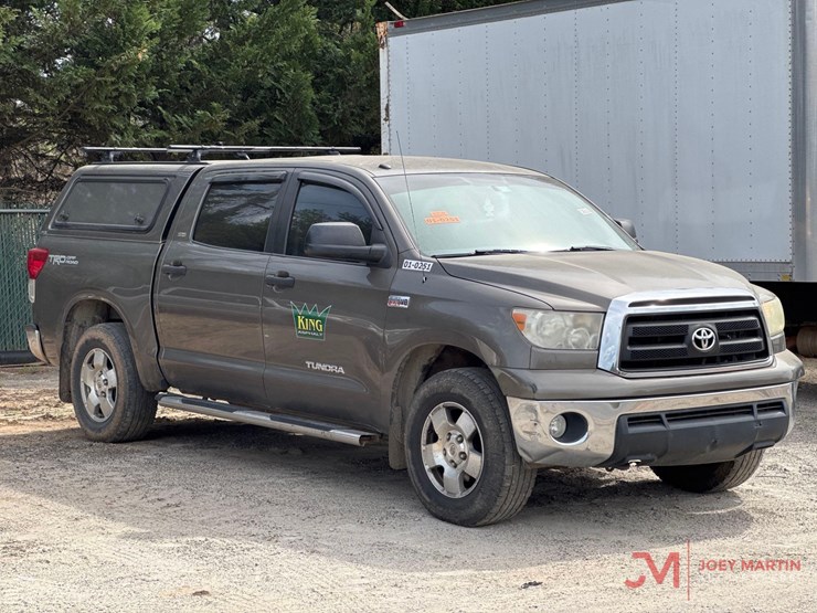 2011-toyota-tundra-sr5-image-1