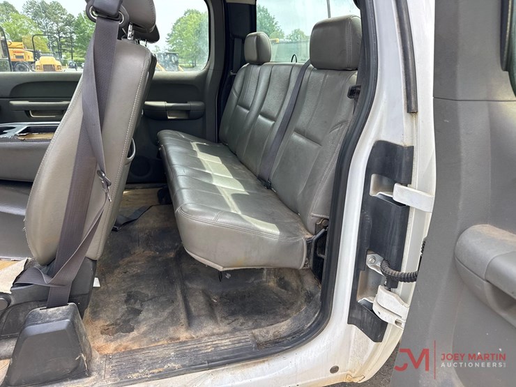2010-chevrolet-silverado-2500-image-26