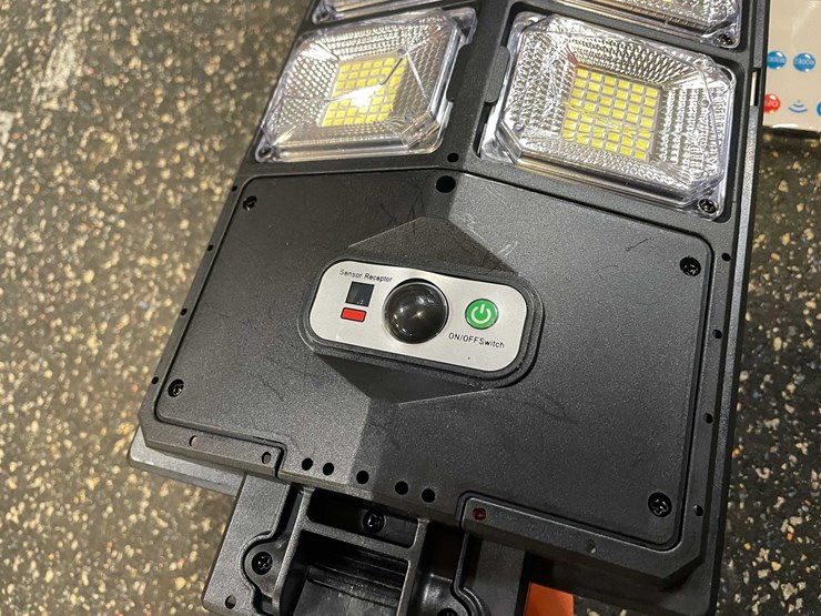 #2518-•-led-parking-lot/-yard-light-(pr13)-image-4