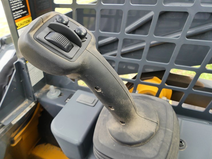 2024-deere-317g-image-15