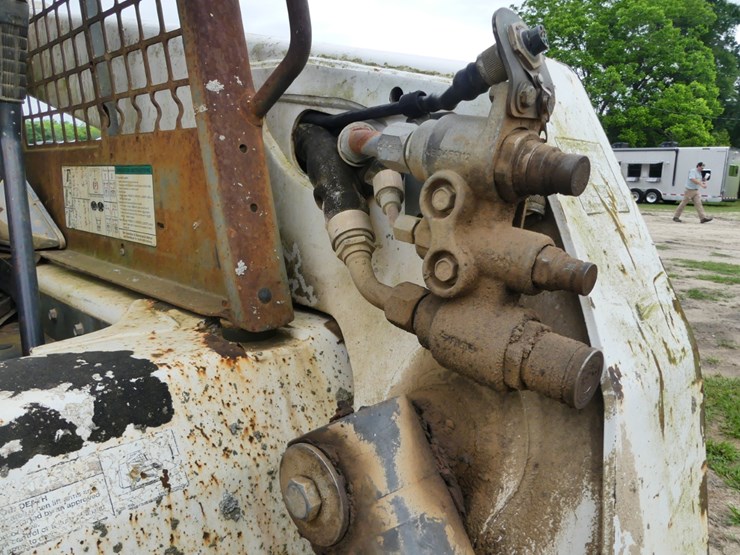 2007-bobcat-t250-image-11