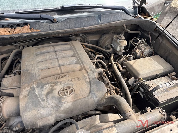 2011-toyota-tundra-sr5-image-27
