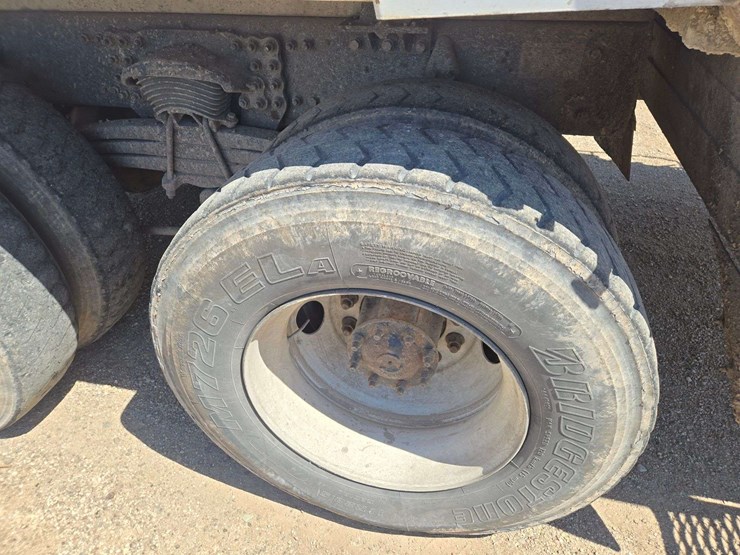 2006-freightliner-m2-106-image-6