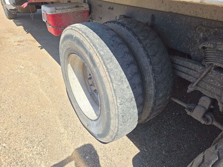 2006-freightliner-m2-106-image-7