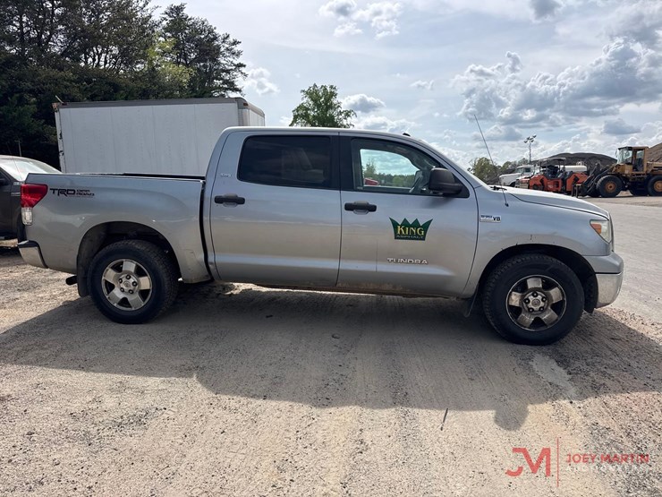 2011-toyota-tundra-sr5-image-2