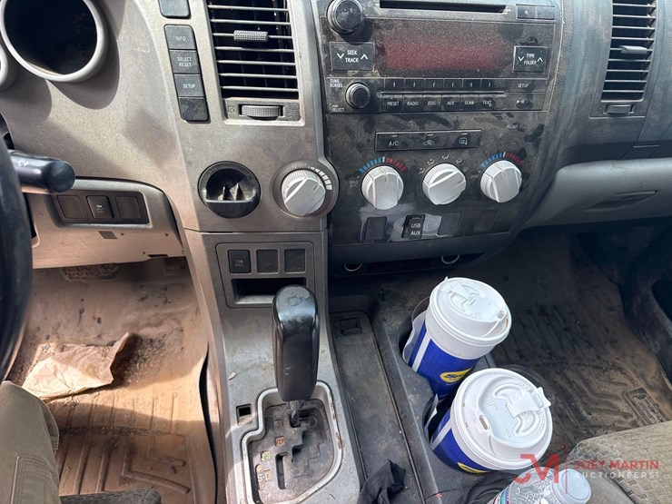 2010-toyota-tundra-sr5-image-30