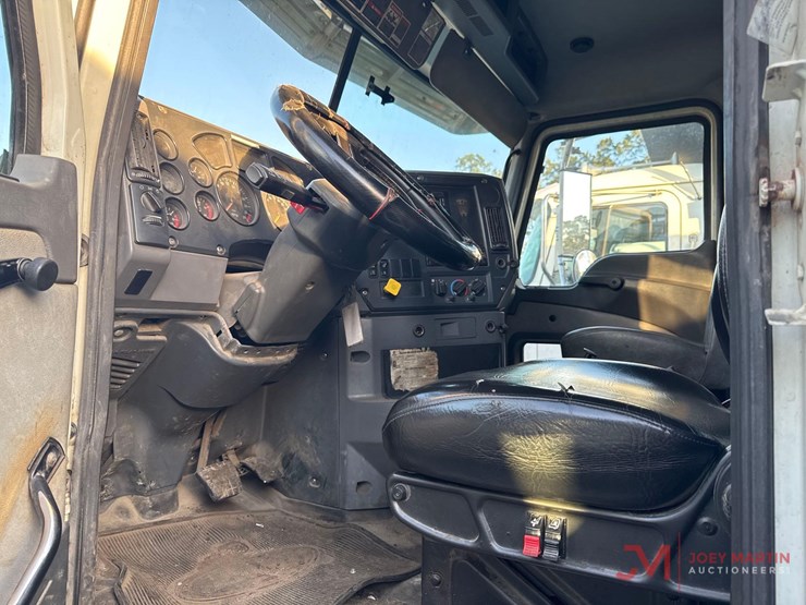2017-mack-gu713-grantie-tri-axle-dump-truck-image-24