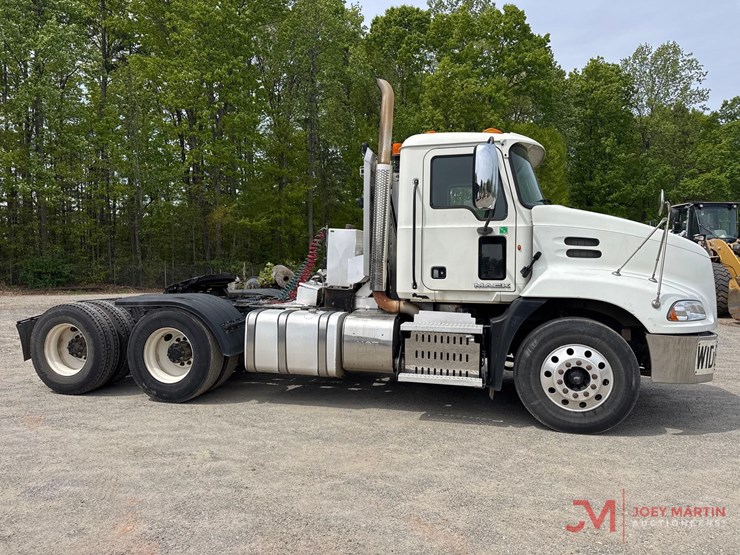 2011-mack-pinnacle-cxu613-image-2