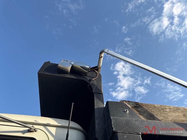 2017-mack-gu713-grantie-tri-axle-dump-truck-image-7