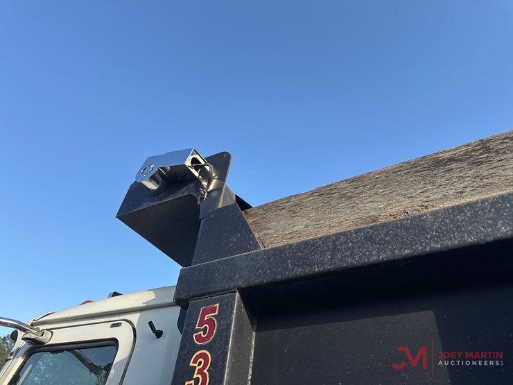2016-mack-gu713-grantie-tri-axle-dump-truck-image-13