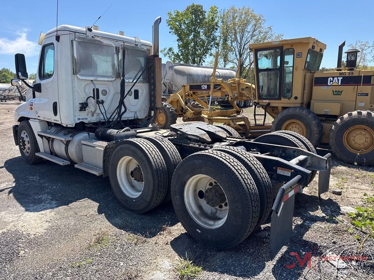 2011-freightliner-cascadia-day-cab-truck-tractor-image-5