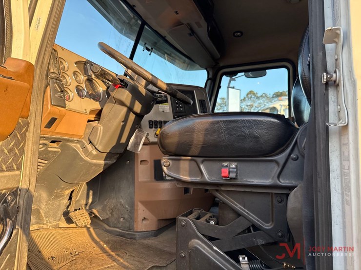 2017-mack-gu713-grantie-tri-axle-dump-truck-image-23