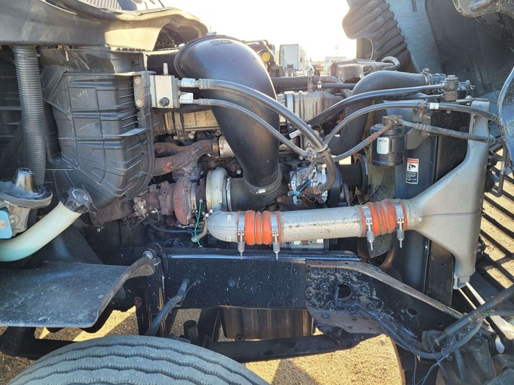 2014-freightliner-cascadia-125-image-17