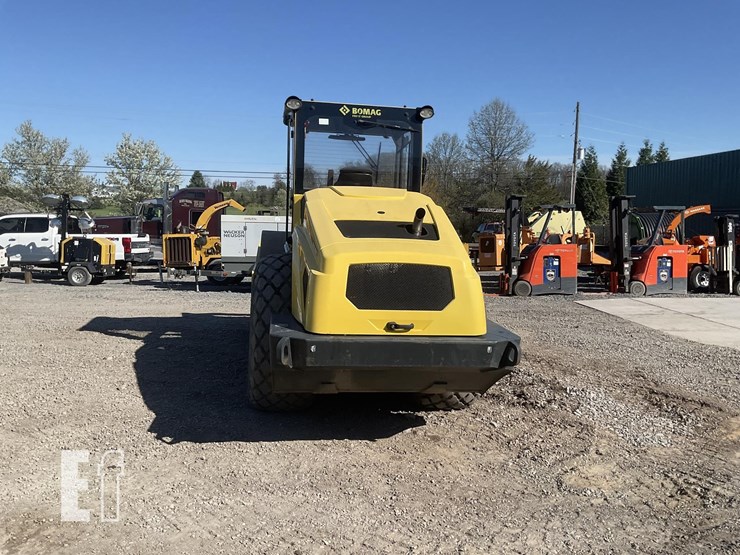 2017-bomag-bw211d-5-image-3