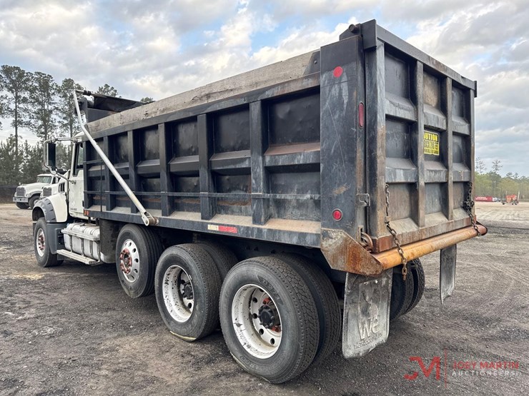 2017-mack-gu713-grantie-tri-axle-dump-truck-image-3