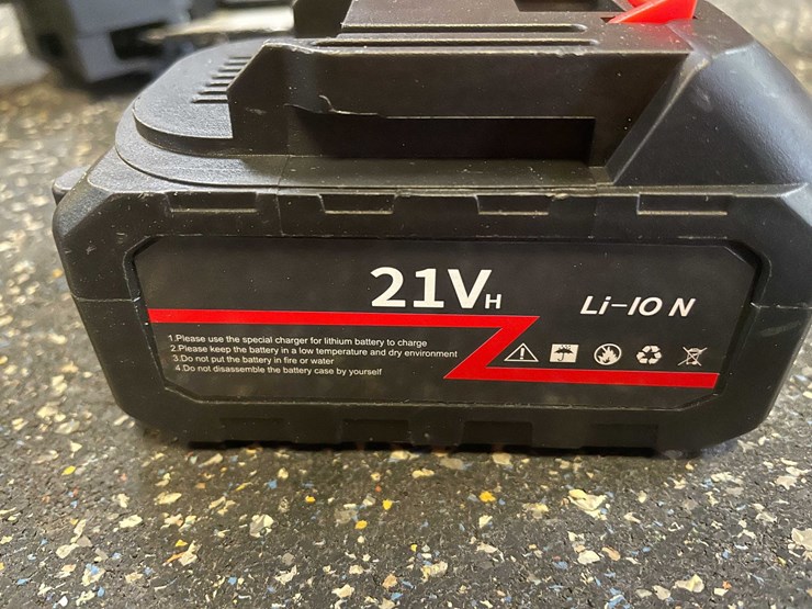 #2528-•-21-volt-mini-cordless-chainsaw-kit-in-carrying-case-(pr13)-image-8