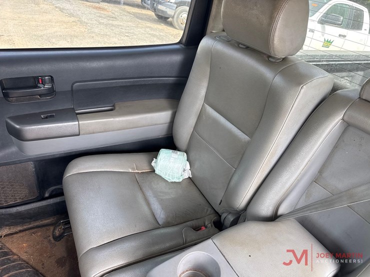 2011-toyota-tundra-sr5-image-24