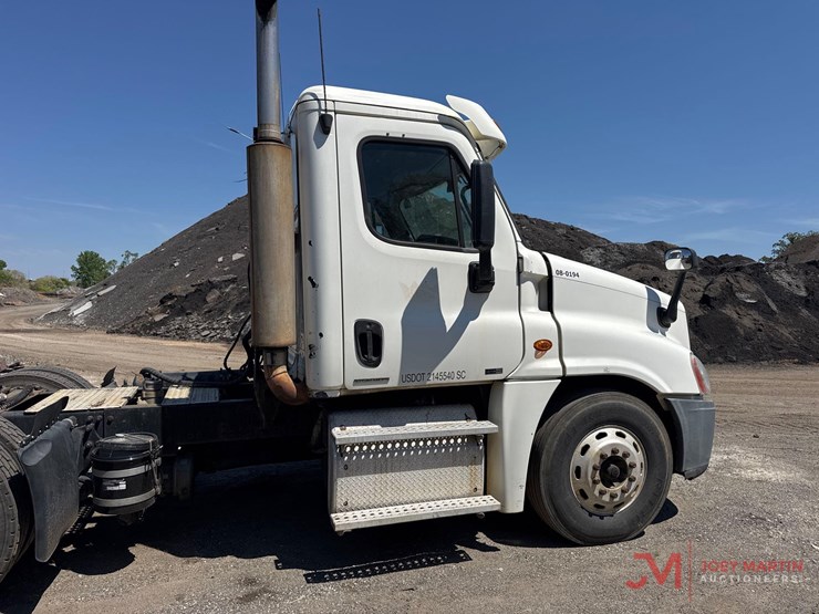 2011-freightliner-cascadia-day-cab-truck-tractor-image-2