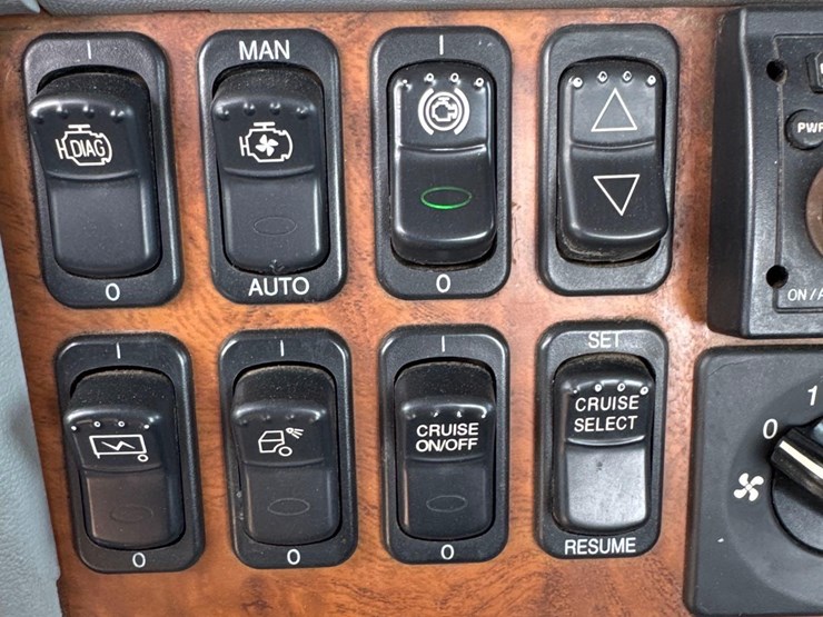 2007-peterbilt-379-image-23