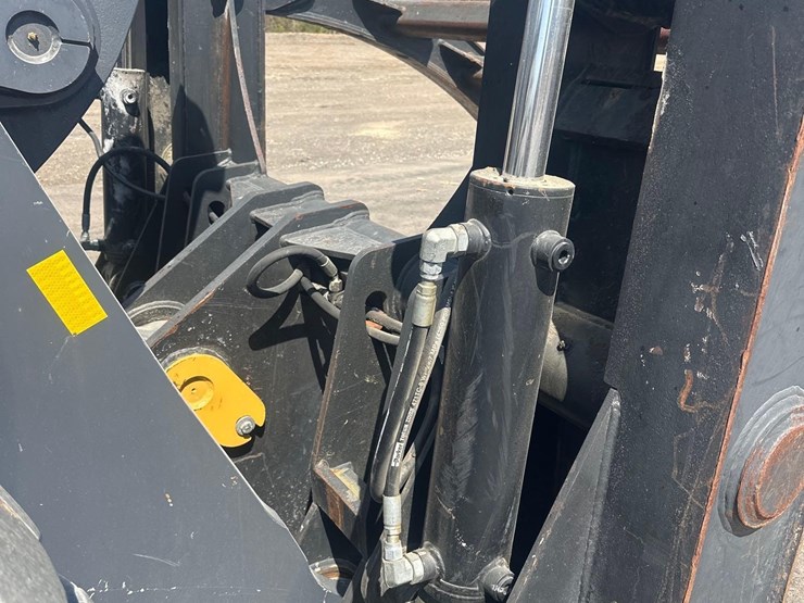 2022-john-deere-644-image-12