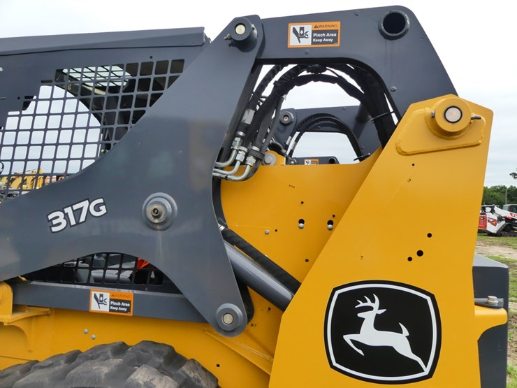2024-deere-317g-image-8