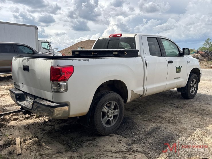 2010-toyota-tundra-sr5-image-2