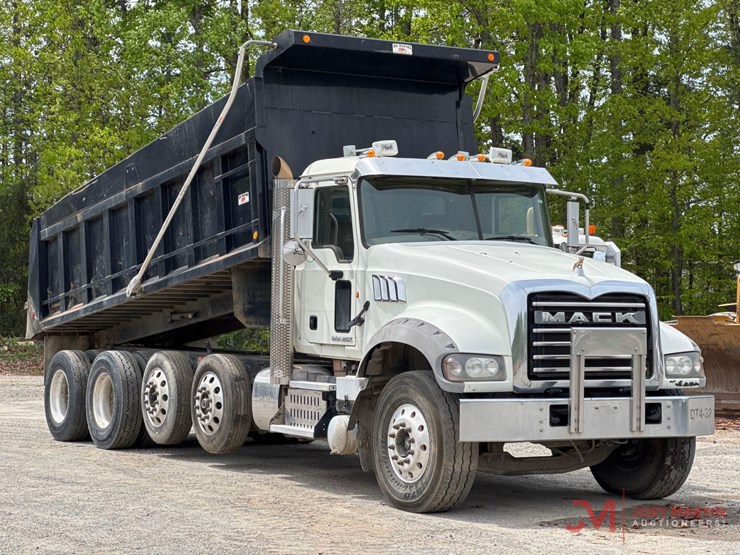 2014-mack-granite-gu713-image-1