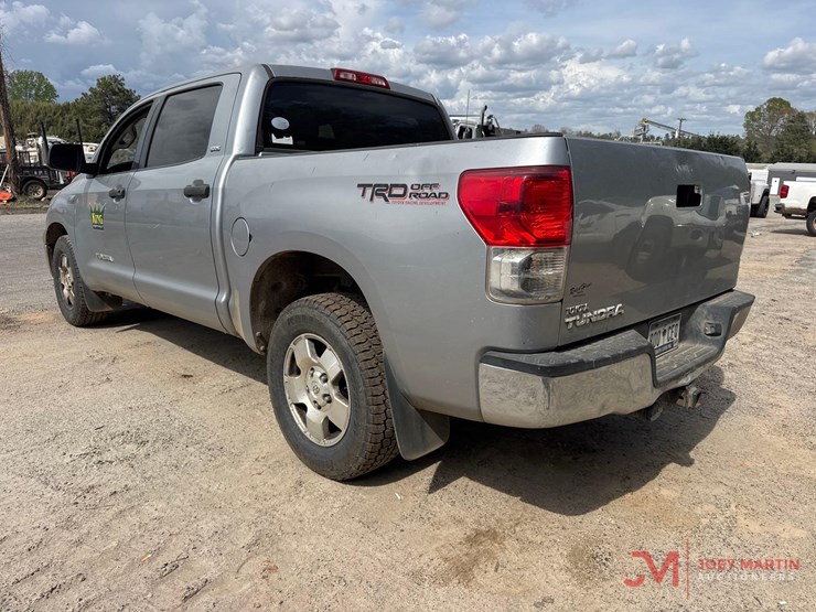 2011-toyota-tundra-sr5-image-4