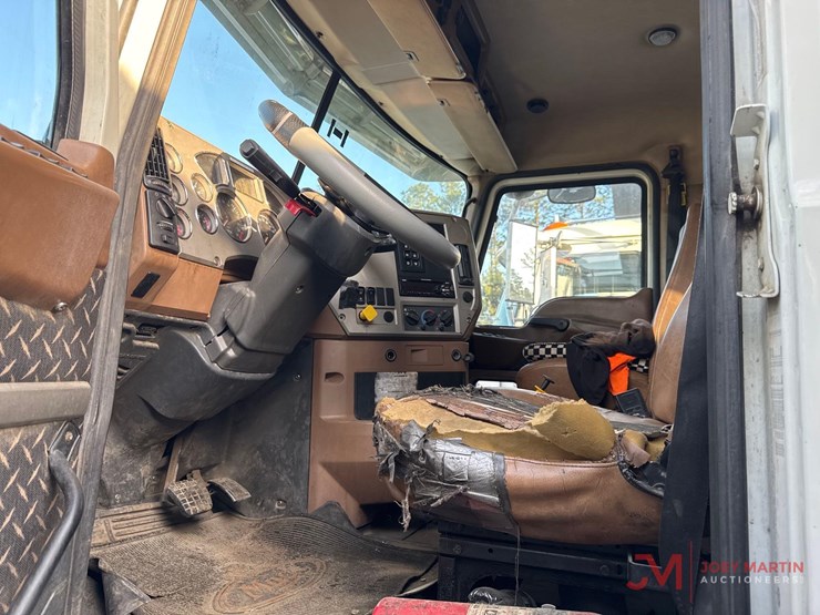 2017-mack-gu713-grantie-tri-axle-dump-truck-image-22