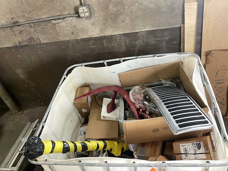 #2543-•-tote-of-car-parts-(g)-image-2