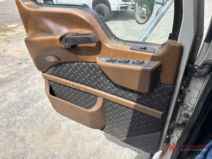 2008-mack-granite-gu713-image-36