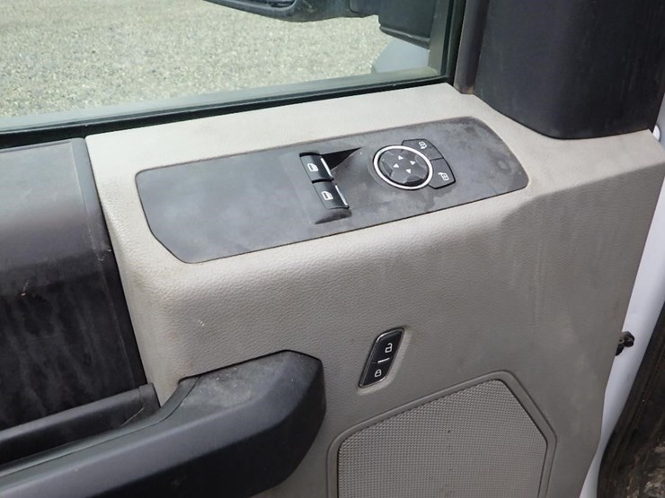 2022-ford-f550-image-36