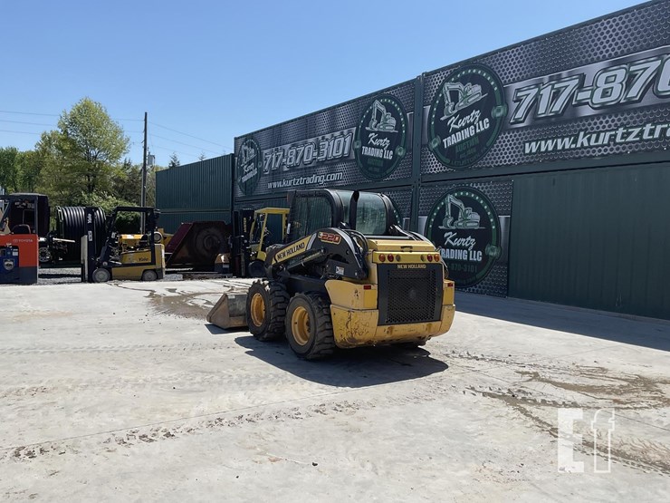 2016-new-holland-l220-image-2