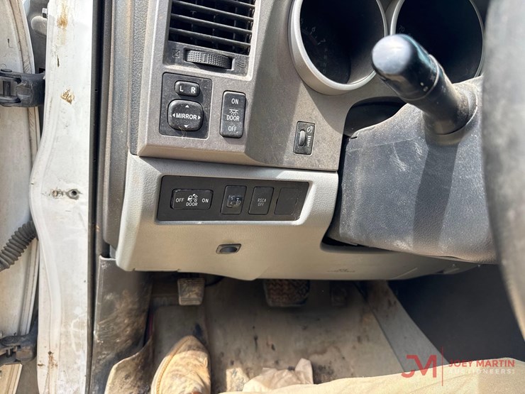 2010-toyota-tundra-sr5-image-32