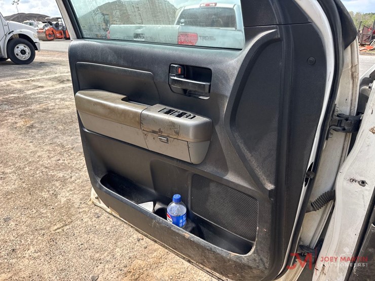 2010-toyota-tundra-sr5-image-33
